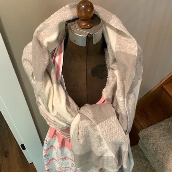 Old Navy neck Scarf large checks Grey and white poly buffalo print - Picture 3 of 11